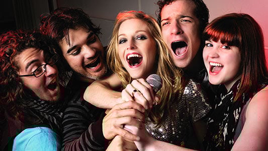 Terminó la celebración y conduces a casa: Enfócate en el camino, todo lo demás #PuedeEsperar 