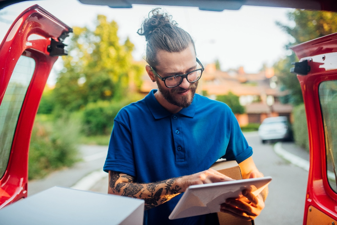 hombre entregando paquete